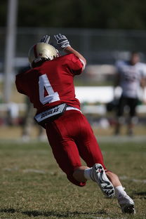 爱游戏官方-英超球队防守阵型转换对比赛控球率的影响分析，英超攻防转换